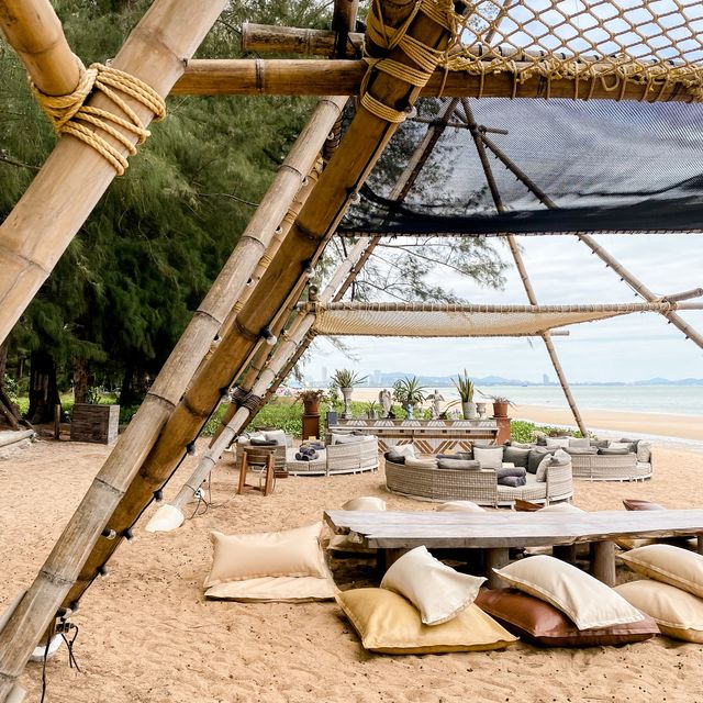 นั่งชิลริมทะเลพัทยาที่ Cave Beach Club 🏝️