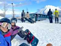 Snowboard 初體驗-租雪具篇(好好彩，好清楚睇到成個羊蹄山）