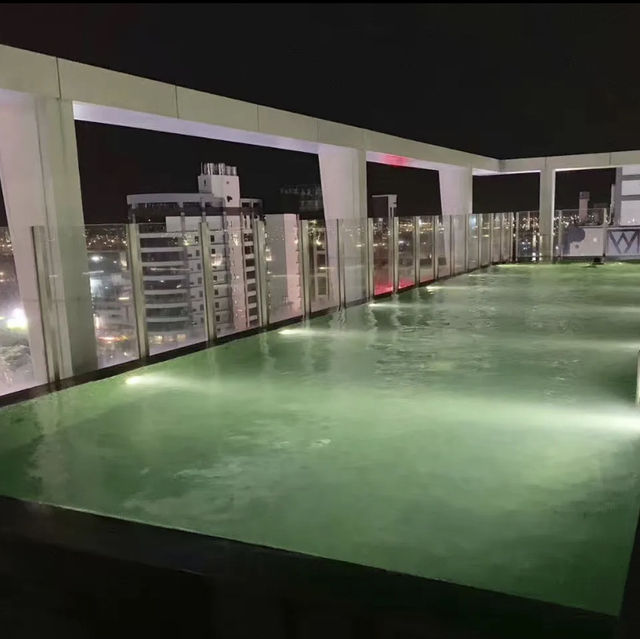 樓頂泳池景色很棒的酒店