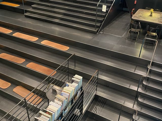 마치 거대한 도서관 느낌의 대형 감성카페, 테라로사 포스코센터점📚