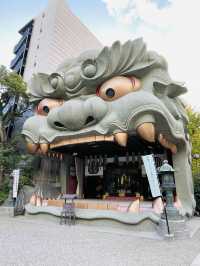 【大阪府/難波八阪神社】巨大な獅子がお出迎え