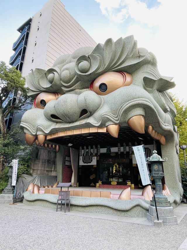 【大阪府/難波八阪神社】巨大な獅子がお出迎え