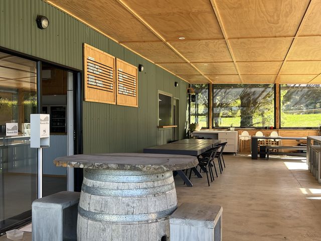 墨爾本酒莊野餐啦Waratah Hills Vineyard～😍不一樣的體驗😙酒莊，logo設計靈感來自於原住民