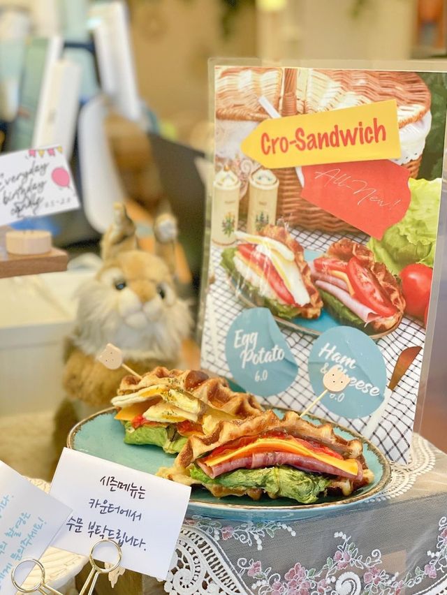 귀산에 위치한 크로플 맛집 79파운야드 귀여운 인테리어로 사진찍기 너무 좋아요❤️
