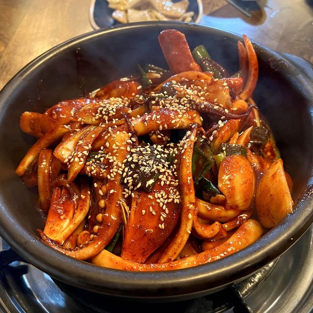 매콤달달한 오징어볶음과 제육이 맛있는 항아리식당!