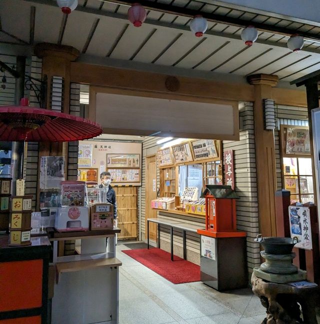 曽根崎横丁の露天神社…通称お初天神は、夜のライトアップが綺麗な神社