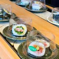 「根室花丸迴轉壽司：頂級壽司店，獨特魅力」