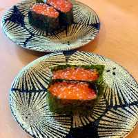 「根室花丸迴轉壽司：頂級壽司店，獨特魅力」