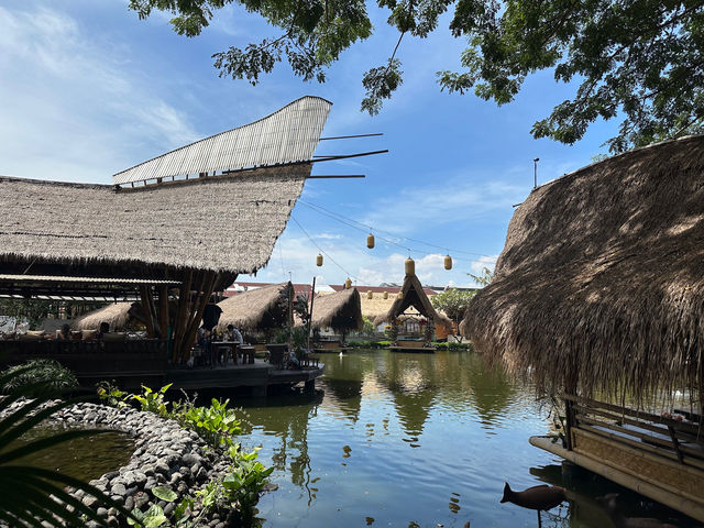 📍Bali：峇里島水上小屋特色餐廳