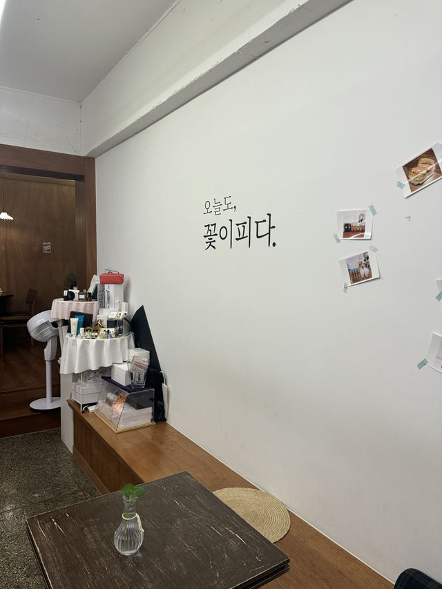 레트로 빈티지 감성카페 꽃이피다