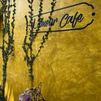ลามูร์ คาเฟ่สไตล์ยุโรปบ้านสีเหลือง หลังวัดอุโมงค์