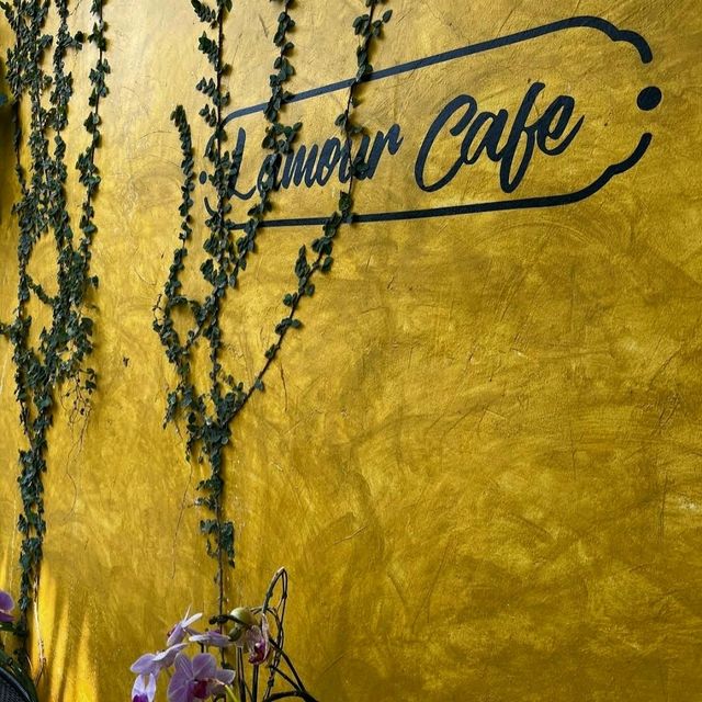 ลามูร์ คาเฟ่สไตล์ยุโรปบ้านสีเหลือง หลังวัดอุโมงค์