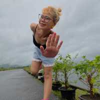 ฝนมาแล้ว บูทกับร่มพร้อมมมมค่ะ
