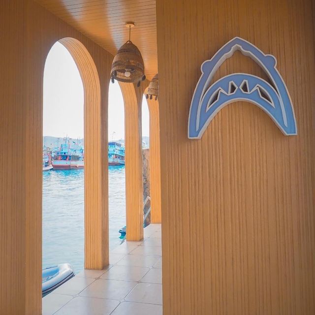 The shark cafe คาเฟ่ริมทะเลแสมสาร