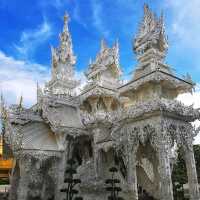 ชมสถาปัตยกรรม ศิลปะที่แฝงธรรมะ ณ วัดร่องขุ่น