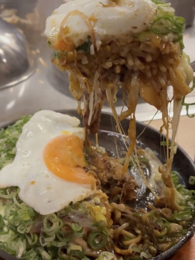 【福岡グルメ】目の前で焼かれる熱々お好み焼きが絶品🥢