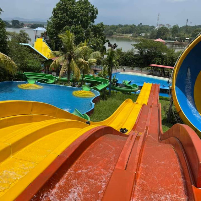 BUKIT MERAH LAKETOWN WATERPARK
