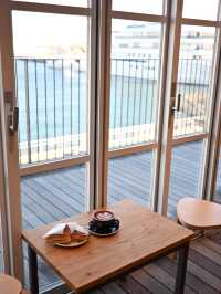 横浜・海の見える広々カフェ