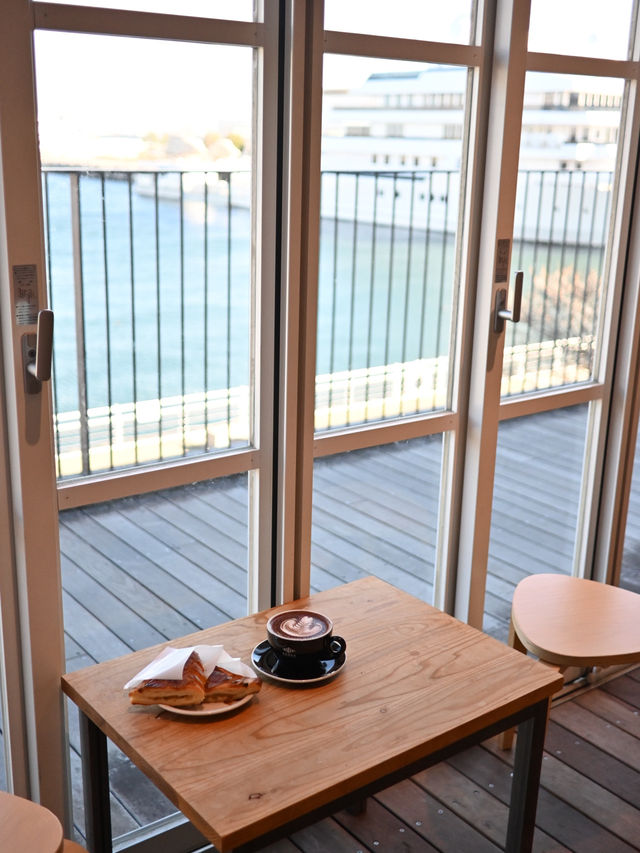 横浜・海の見える広々カフェ