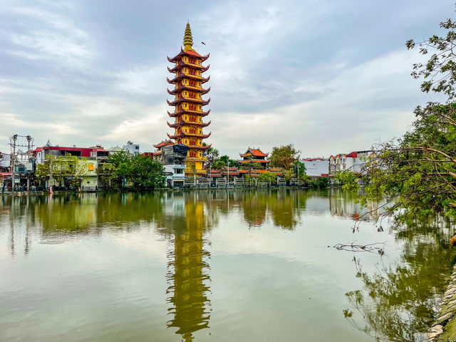 Pho Chieu Pagoda 인근 호수공원...