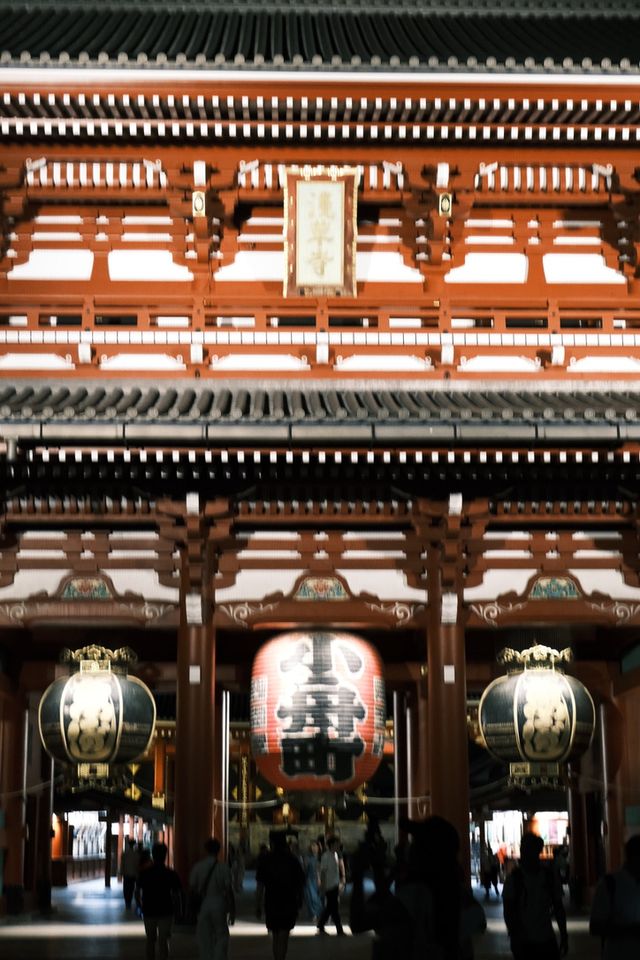 夜晚的淺草寺：靜謐與燈光的完美結合