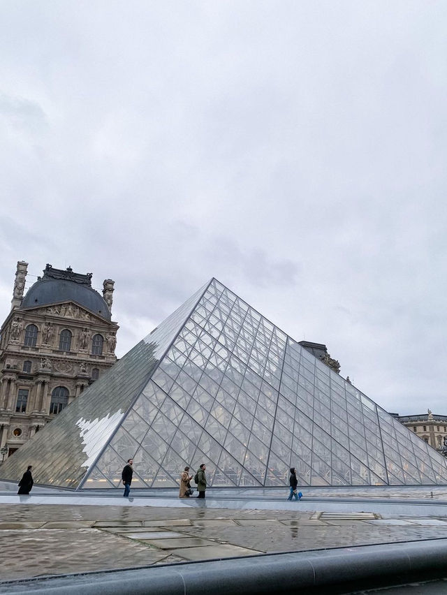 Louvre Museum สัมผัสศิลปะและประวัติศาสตร์ระดับโลก
