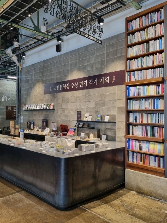 빈티지한 매력 가득한 책방