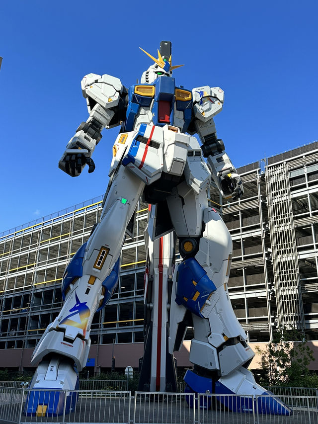 実物大のガンダム！毎時間動く演出！	ショップではここだけ限定商品も・・