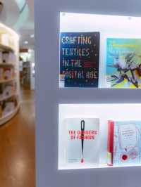 ⦅シンガポール⦆ library@orchard～曲線状の本棚が美しいフォトジェニックな図書館～