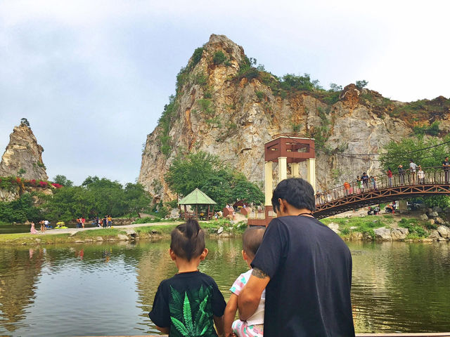 เดินชมธรรมชาติ และเขาหินปูนที่ อุทยานหินเขางู