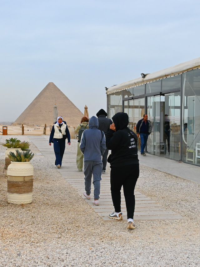 9 Pyramids Lounge 