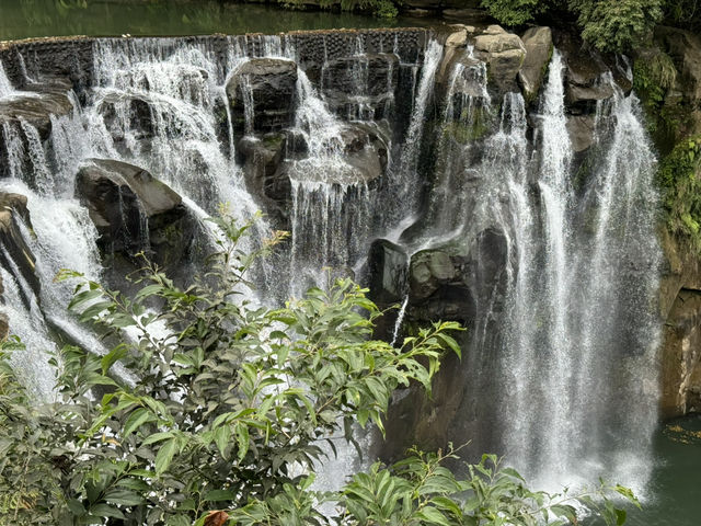令人心動的一日遊：探訪十分瀑布的壯麗美景 🌈🌊