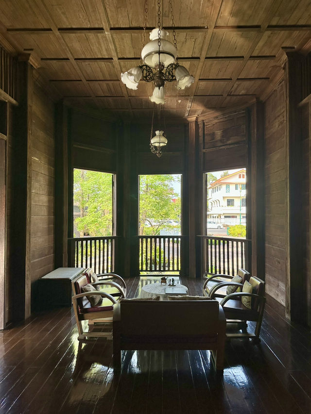 แวะชมบ้านท่านขุนอายุ 100 ปี ในตัวเมืองคอน 