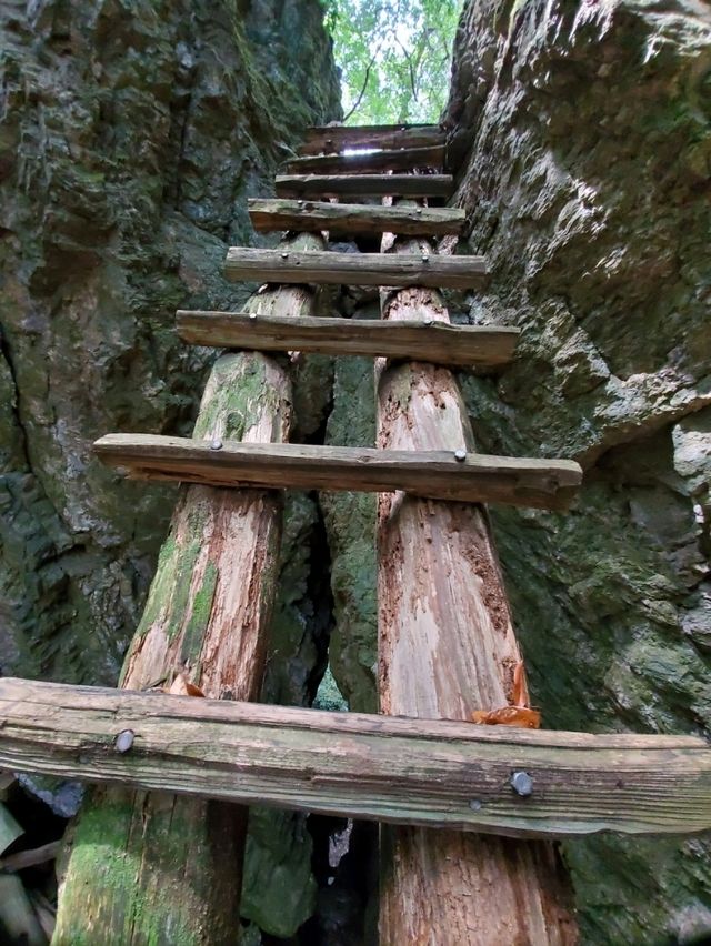 【巨岩の連なる石鎚山信仰の拠点】