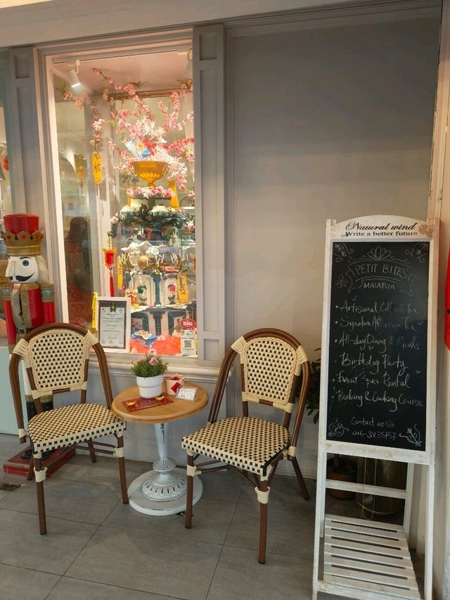 A Fairytale Café for a Solo Escape