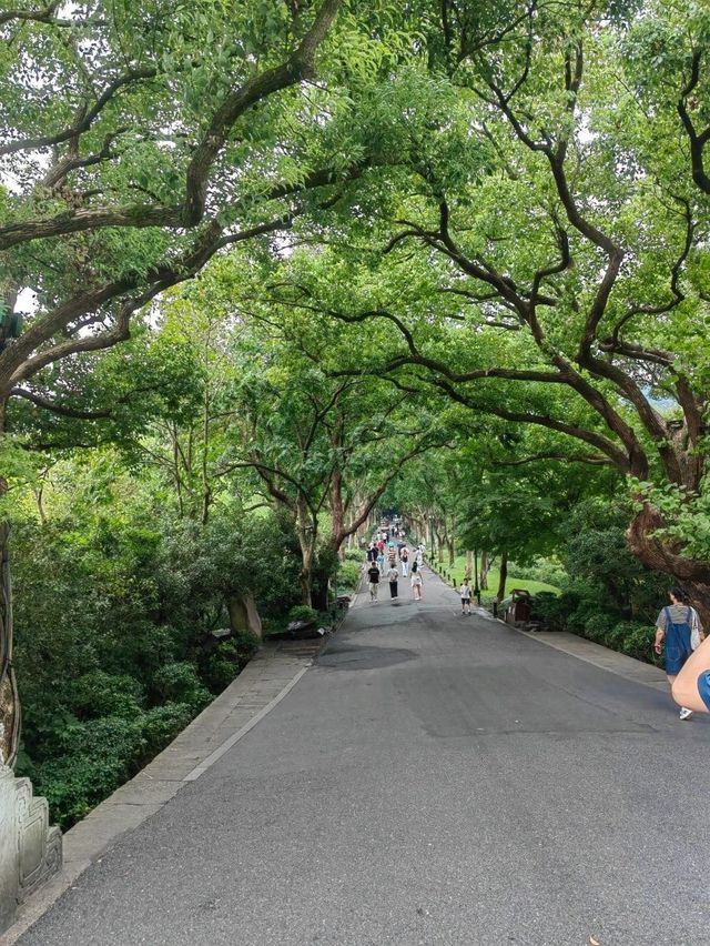 A must-visit place in Hangzhou is West Lake!