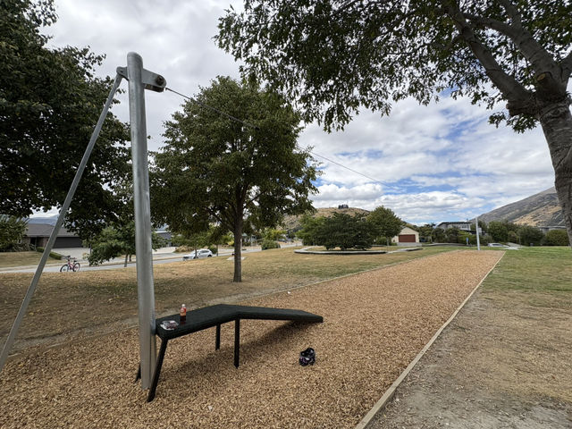 紐西蘭🇳🇿 南島玩公園溜小孩～來三隻小豬的家玩提水遊戲