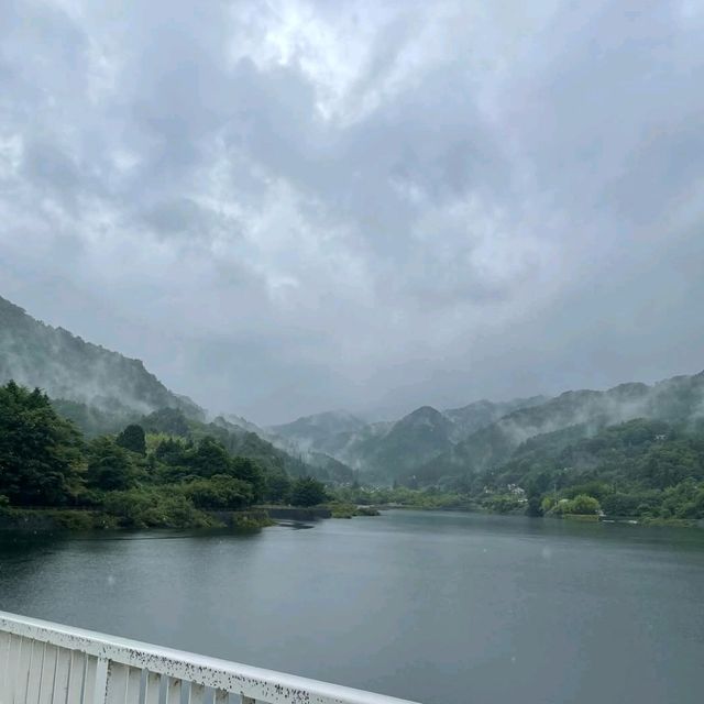 自然と調和する美しいダム