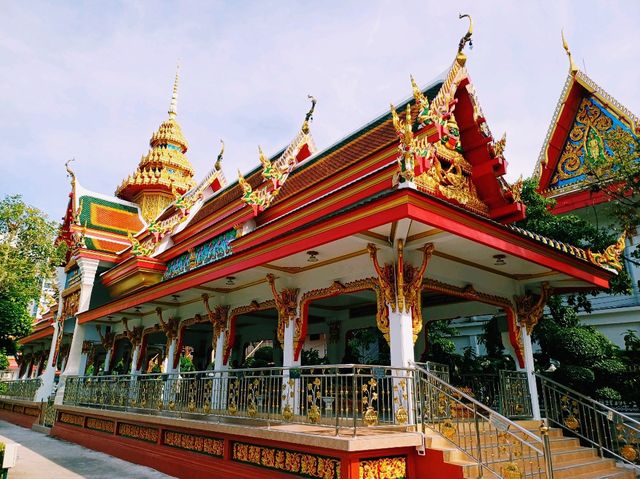泰國曼谷湄南河畔著名古跡皇家寺廟景點：Wat Sai Mai，金黃色華麗寺廟建築群，適合打卡拍照📸冥想
