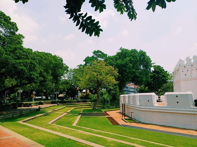 泰國曼谷市中心著名地標性古跡建築景點：巴蘇孟要塞，雄偉白色歷史古跡建築，適合打卡拍照