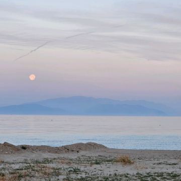 터키 에게해 해안에서의 해질녘과 달이 떠오르는 순간