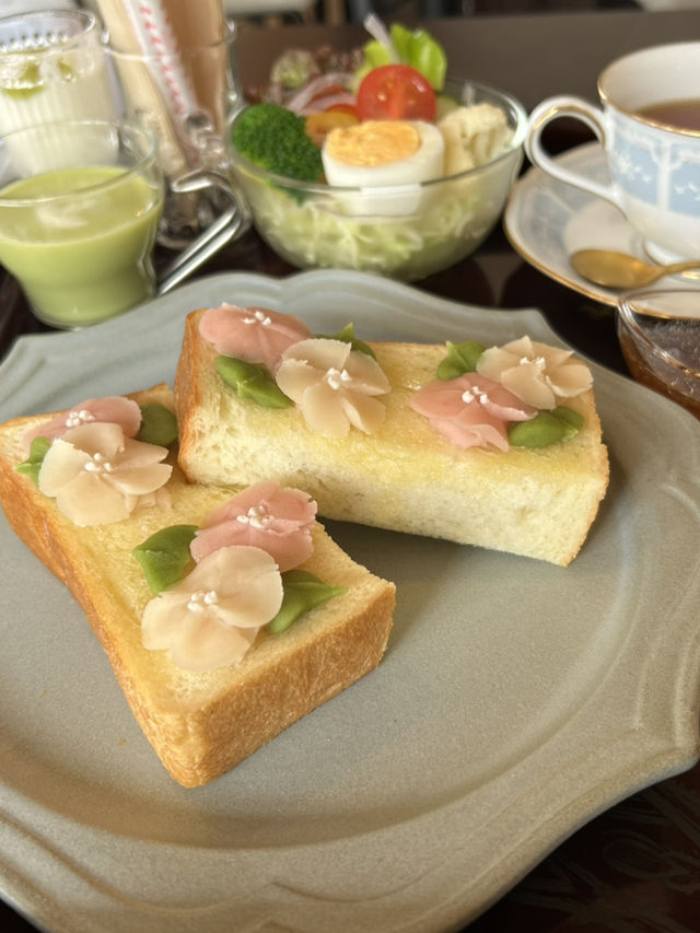 あんこのお花　カリじゅわあんトースト