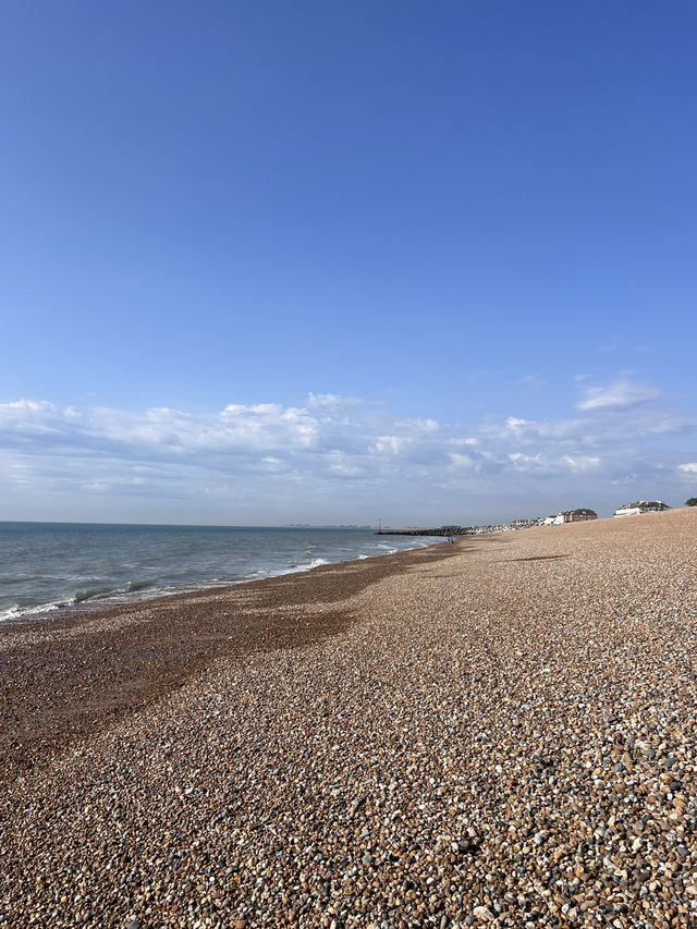 海辺の小さな町で、心がふっと軽くなる瞬間を味わったことがありますか？🇬🇧✈️🌏