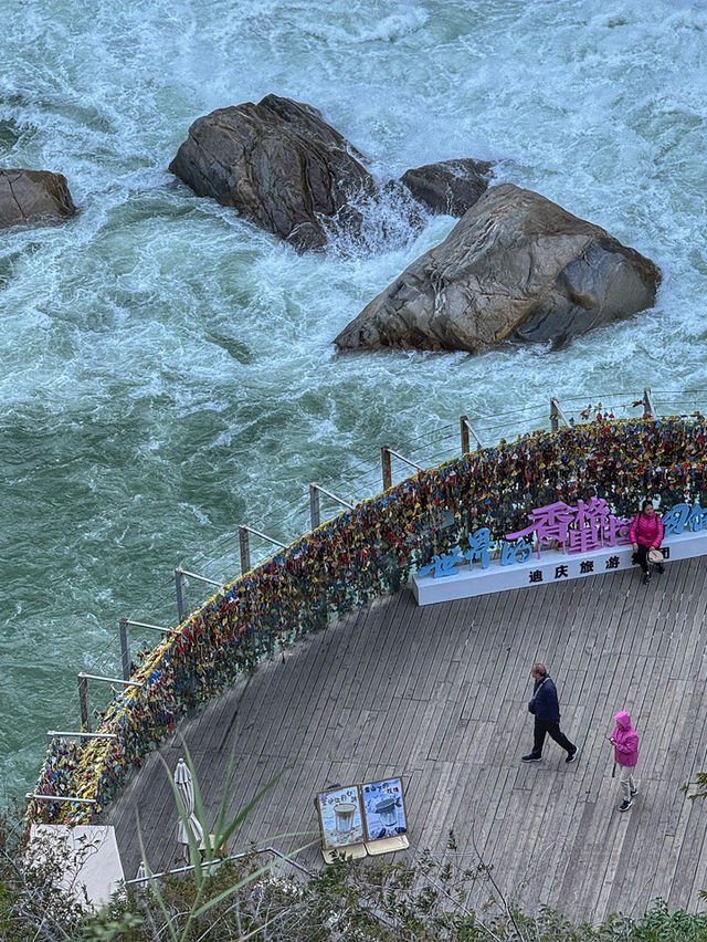 Epic Views and Wild Trails: Exploring the Majestic Tiger Leaping Gorge (虎跳峡)