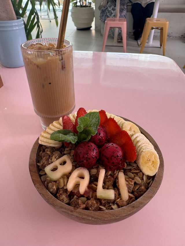 バリ島のフォトジェニックカフェでアサイーボウル体験
