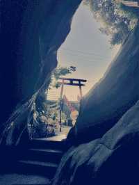 建造在岩石裡的祇園神社