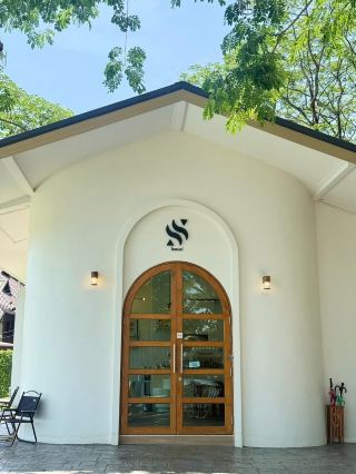 So Slay is a minimalist style cafe.