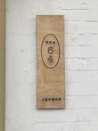 고즈넉한 기와뷰를 보며 커피를 마실 수 있는 북촌 카페