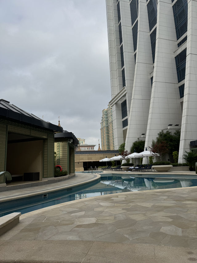 Crazy rich asian experience in Macau! Londoner Grand rooms feature a massage chair!