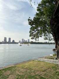 บรรยากาศเย็นสบายที่ Xuanwu Lake